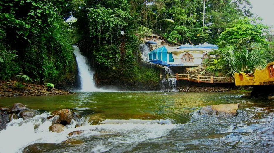 Photo La magie d'un hôtel situé entre forêt et cascade en Equateur
